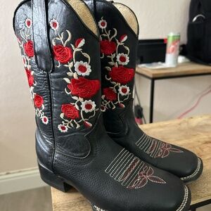 Black and Red Botas